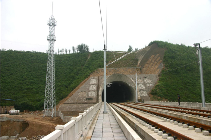 �L(zh��ng)��������ͨӍ�O(sh��)�伯�F(tu��n)���޹�˾�н������͌�(zhu��n)GSM-R30���Ĺ�ͨ������DK306+698��